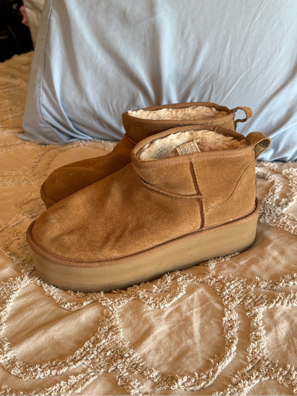 UGG Women's Classic Ultra Mini Platform boots in chestnut. Size 10